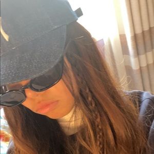 Meet your Posher, Myra